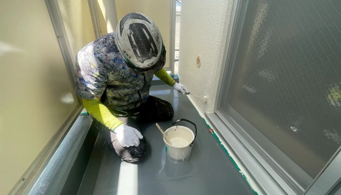 作業員が塗装防水工事をしているところ