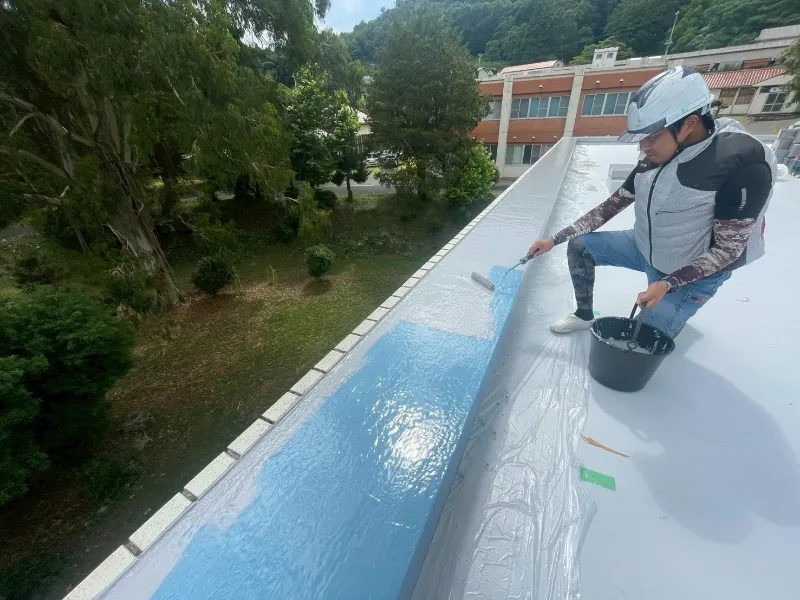 作業員が塗装防水をしているところ