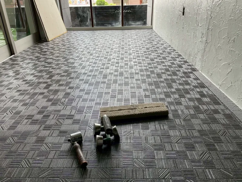 シートの上に工具が置かれているところ